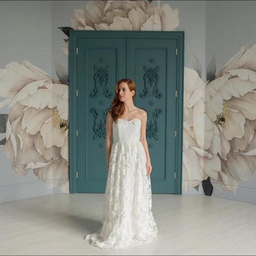 Strapless White Lace Wedding Dress - Elegant Bridal Gown